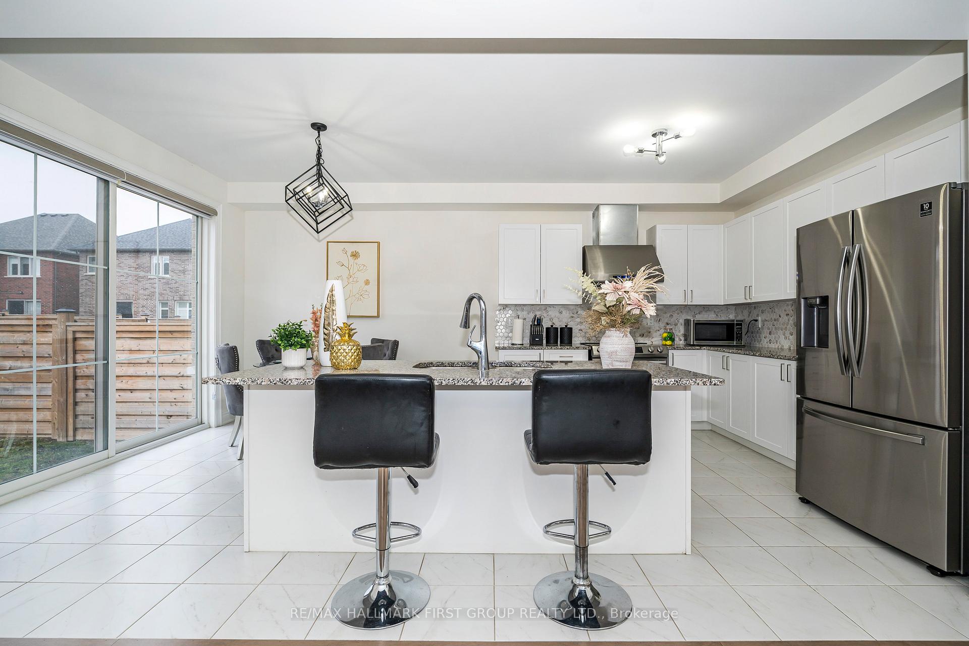Photo 12 of 136 Auckland DR, Whitby, Rural Whitby — HOMEH
