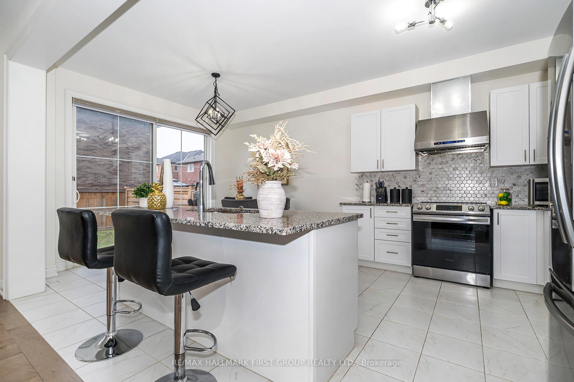 Photo 14 of 136 Auckland DR, Whitby, Rural Whitby — HOMEH
