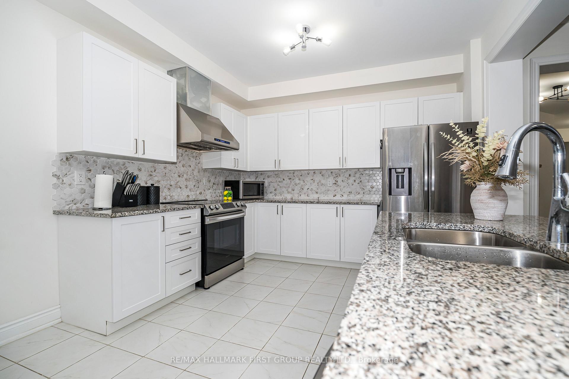 Photo 17 of 136 Auckland DR, Whitby, Rural Whitby — HOMEH