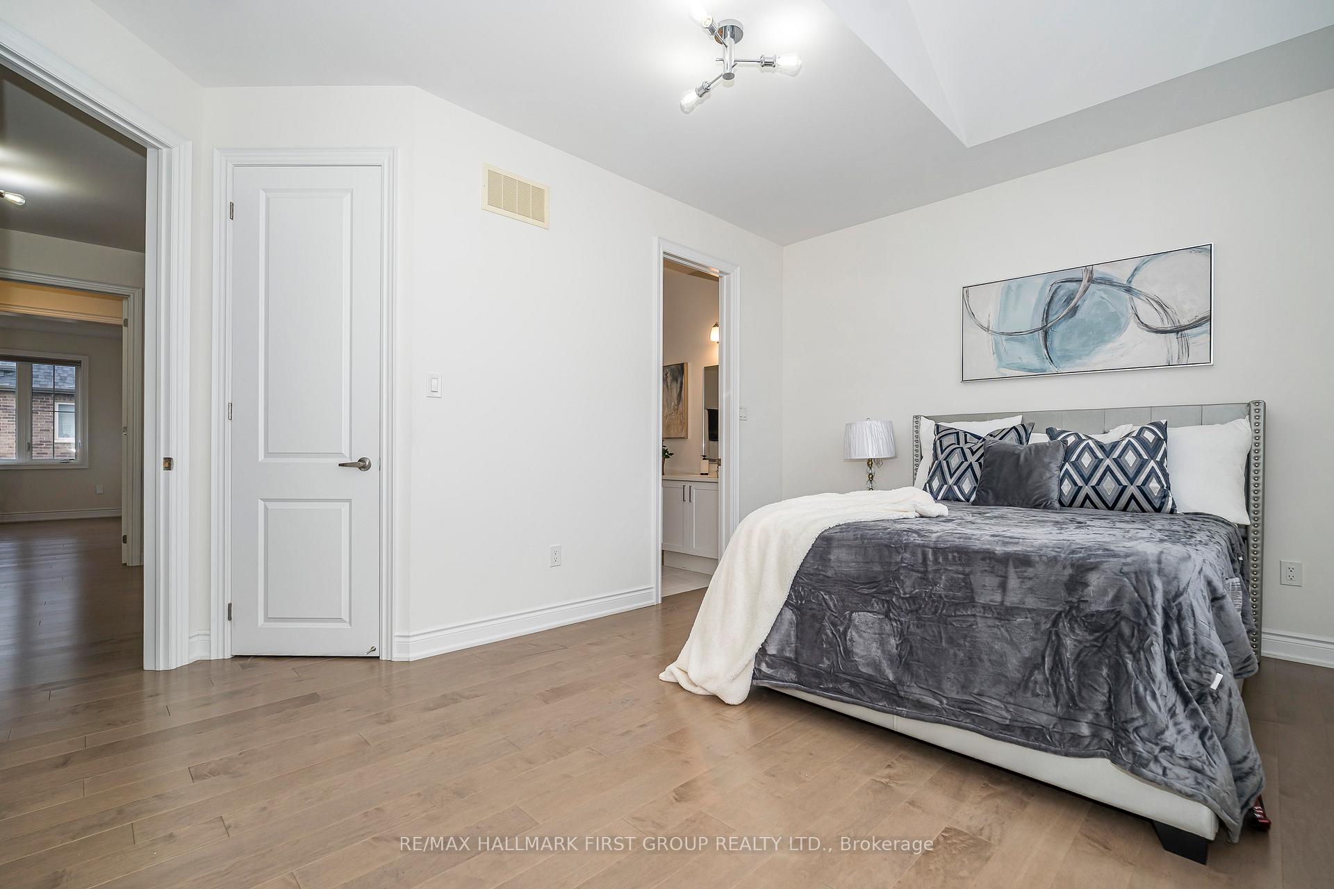 Photo 38 of 136 Auckland DR, Whitby, Rural Whitby — HOMEH