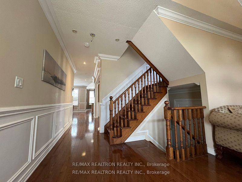 Photo 2 of 120 Greenock Drive, Vaughan, Maple — HOMEH
