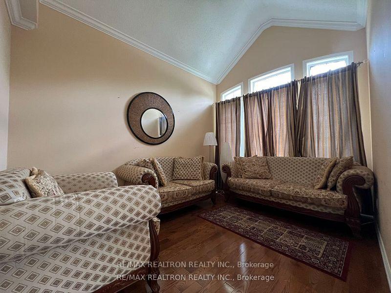 Photo 3 of 120 Greenock Drive, Vaughan, Maple — HOMEH