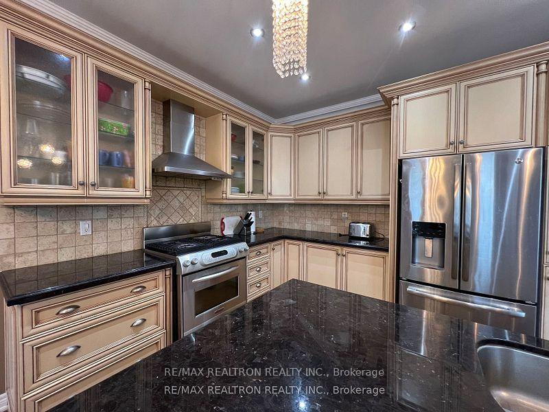 Photo 8 of 120 Greenock Drive, Vaughan, Maple — HOMEH