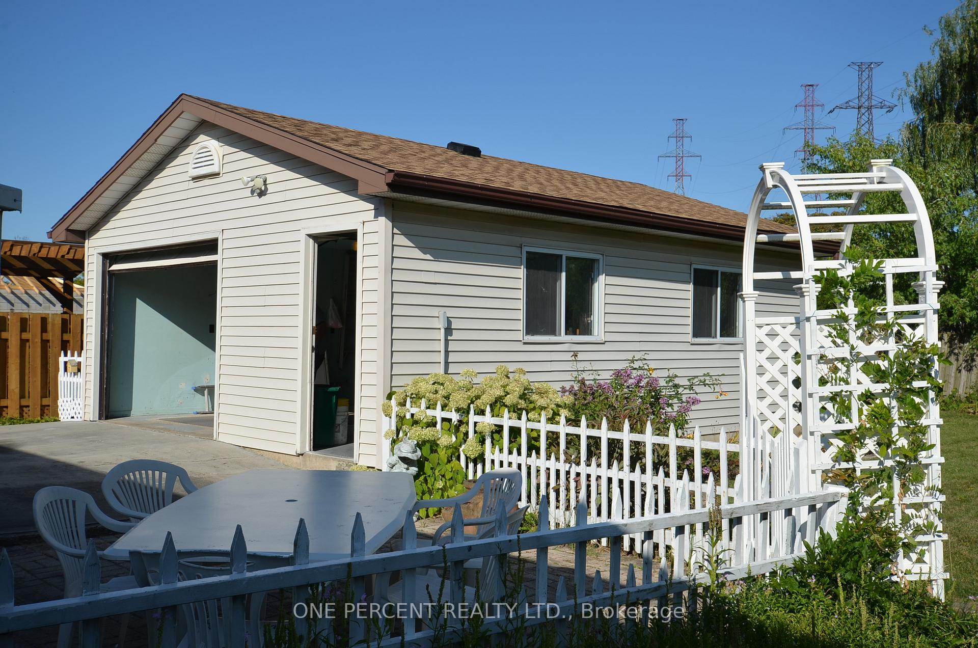 Photo 2 of 51 Memorial Park Drive, Welland, Lincoln/Crowland — HOMEH