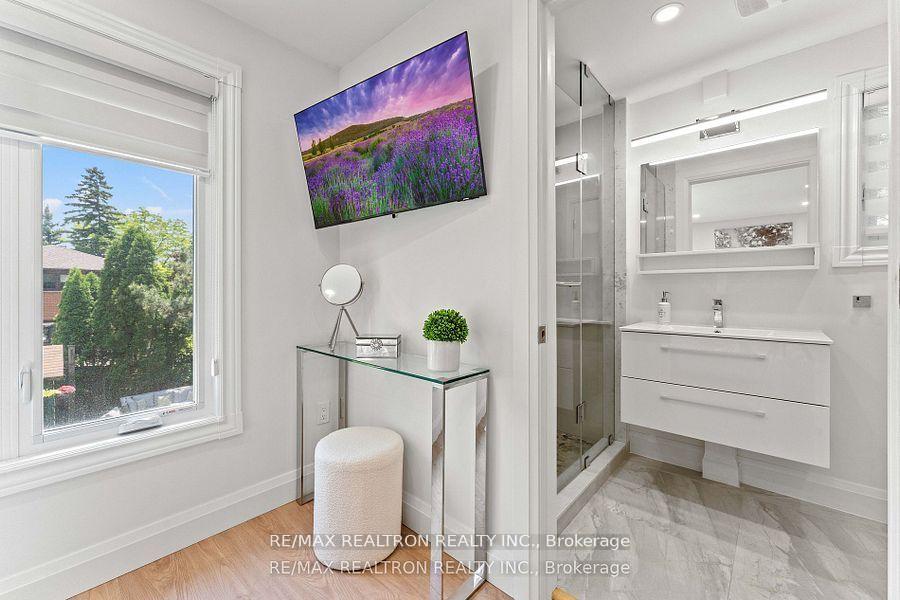 Photo 13 of 43 Rejane Crescent, Vaughan, Crestwood-Springfarm-Yorkhill — HOMEH