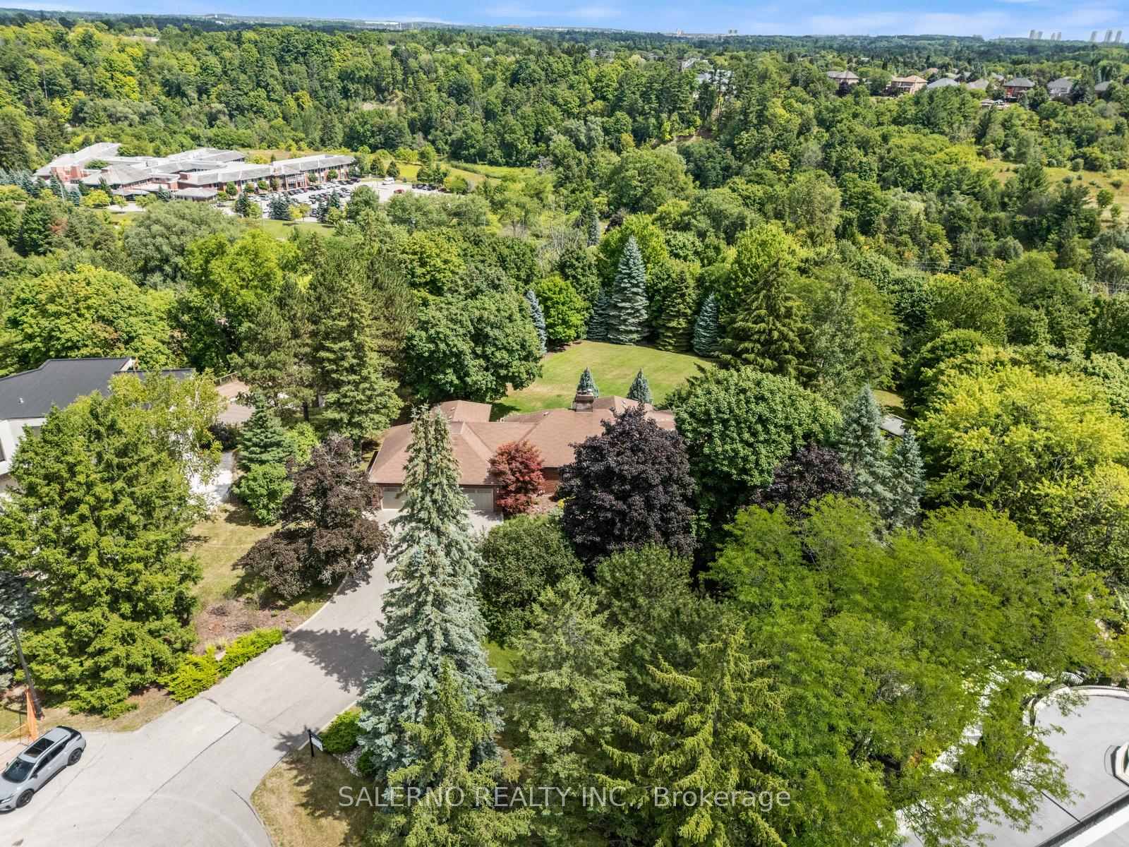 Photo 4 of 85 Valleyview Court, Vaughan, Kleinburg — HOMEH