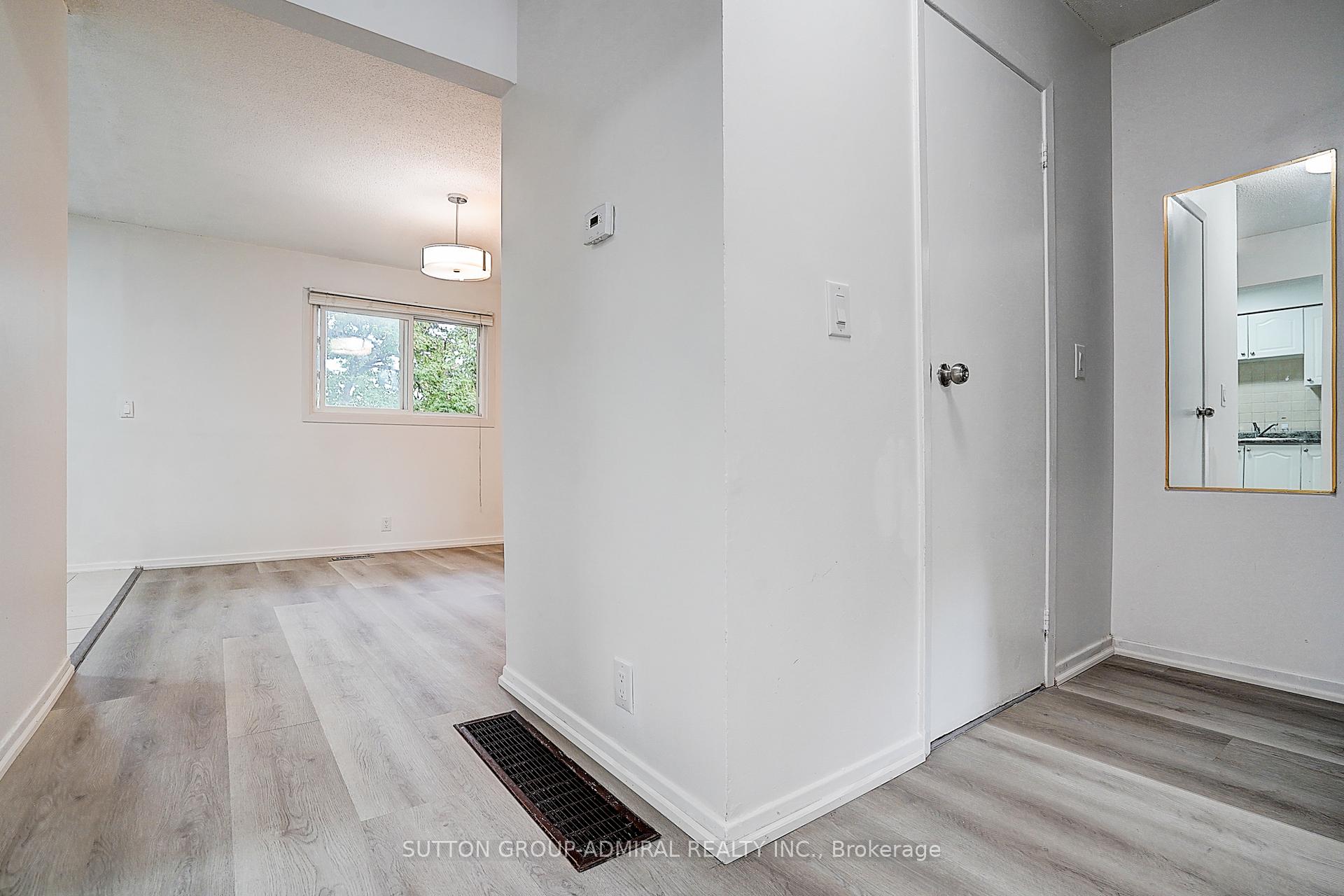 Photo 5 of 50 Dana Crescent, Vaughan, Crestwood-Springfarm-Yorkhill — HOMEH