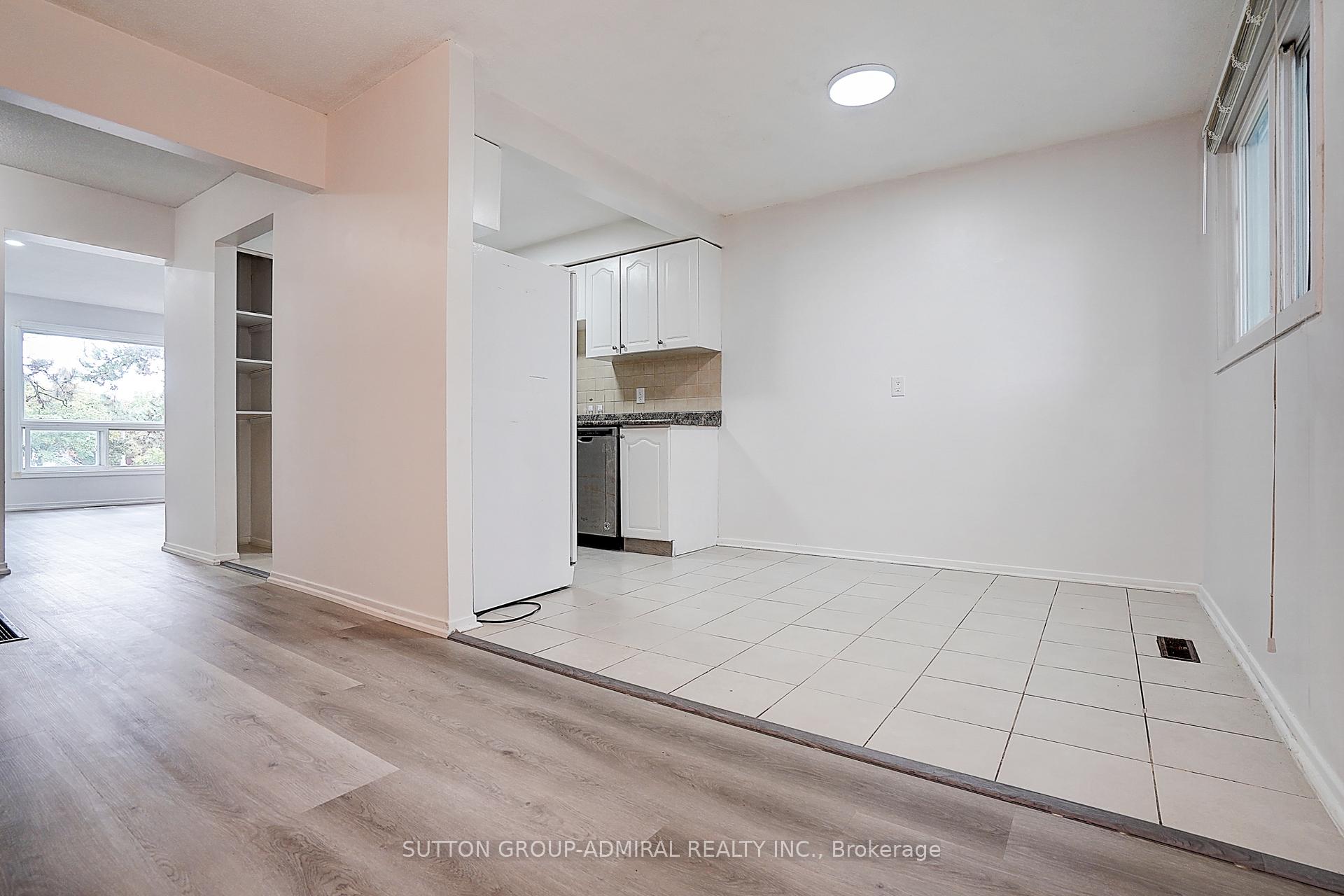 Photo 10 of 50 Dana Crescent, Vaughan, Crestwood-Springfarm-Yorkhill — HOMEH