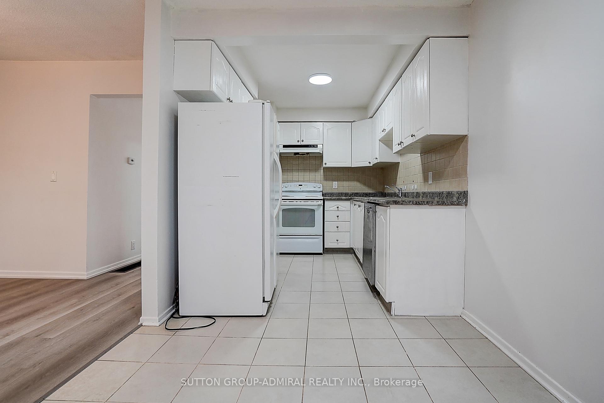 Photo 11 of 50 Dana Crescent, Vaughan, Crestwood-Springfarm-Yorkhill — HOMEH