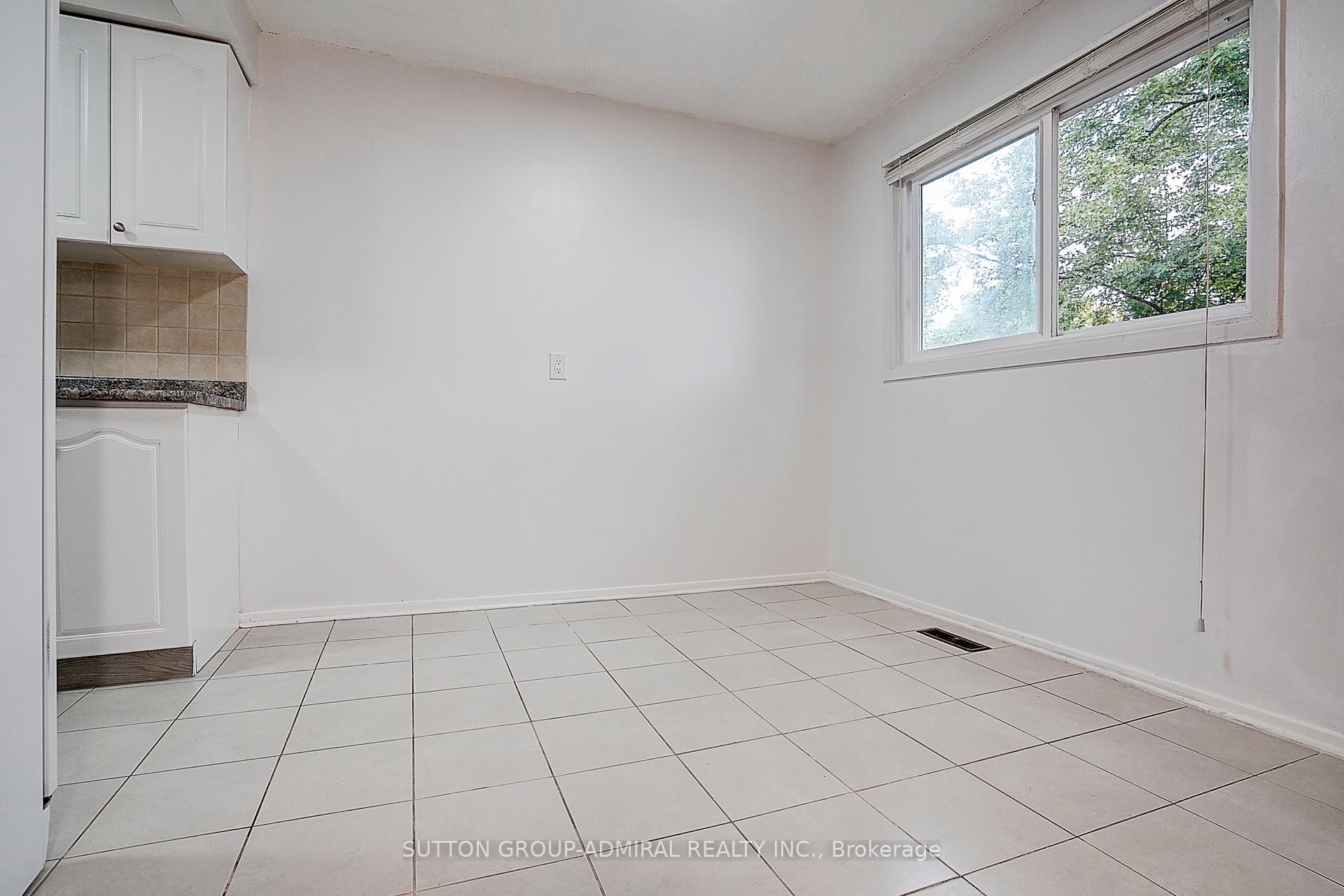 Photo 16 of 50 Dana Crescent, Vaughan, Crestwood-Springfarm-Yorkhill — HOMEH