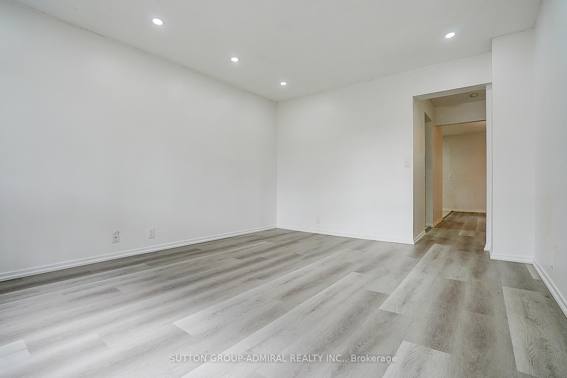 Photo 17 of 50 Dana Crescent, Vaughan, Crestwood-Springfarm-Yorkhill — HOMEH