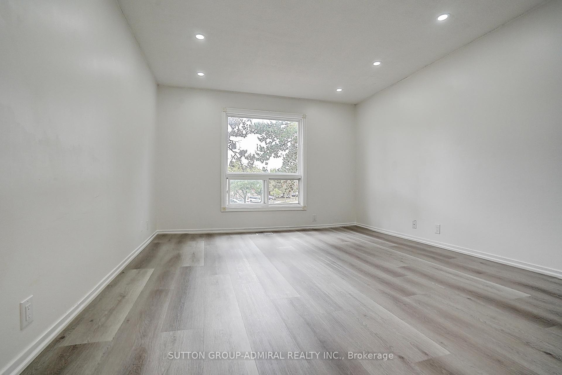 Photo 23 of 50 Dana Crescent, Vaughan, Crestwood-Springfarm-Yorkhill — HOMEH