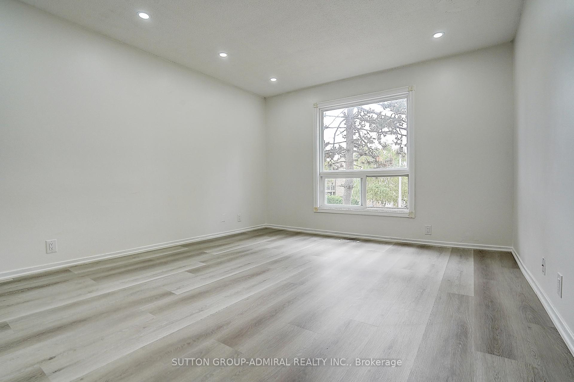 Photo 24 of 50 Dana Crescent, Vaughan, Crestwood-Springfarm-Yorkhill — HOMEH