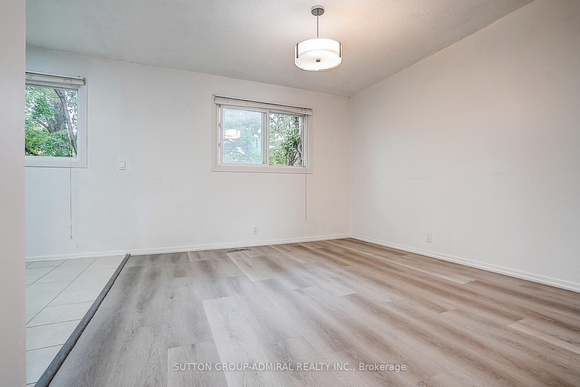 Photo 25 of 50 Dana Crescent, Vaughan, Crestwood-Springfarm-Yorkhill — HOMEH