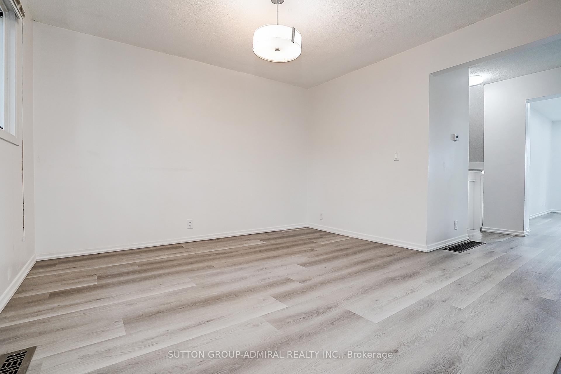 Photo 27 of 50 Dana Crescent, Vaughan, Crestwood-Springfarm-Yorkhill — HOMEH