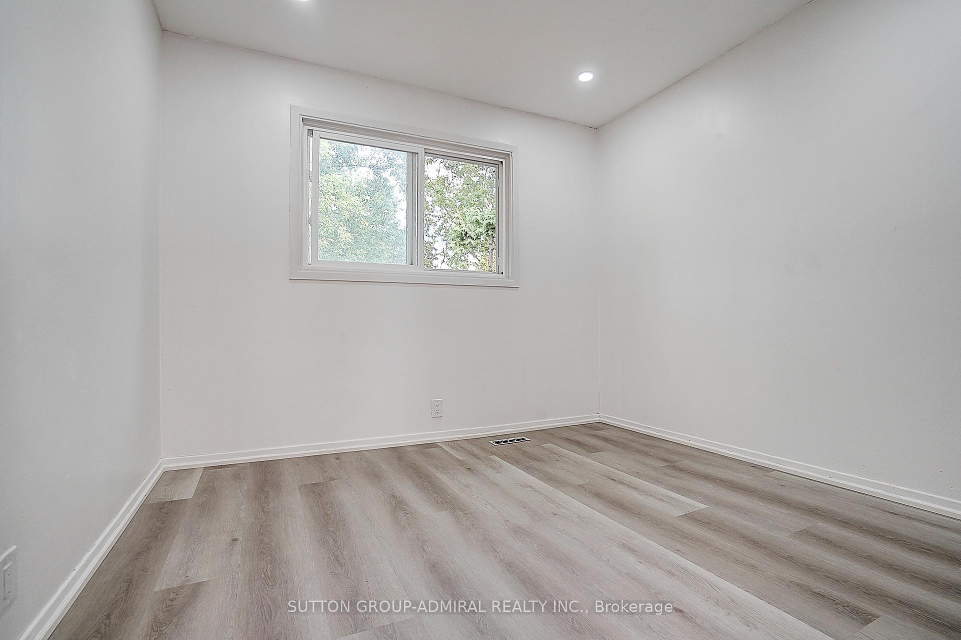 Photo 29 of 50 Dana Crescent, Vaughan, Crestwood-Springfarm-Yorkhill — HOMEH