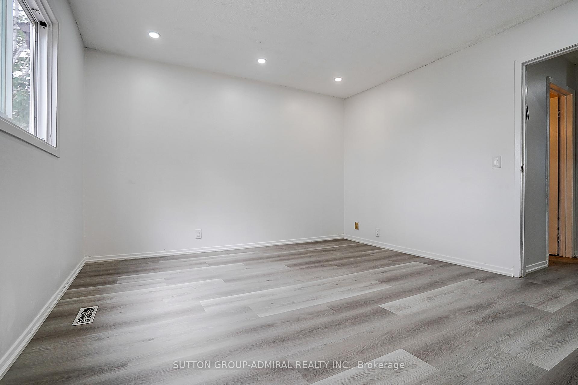 Photo 31 of 50 Dana Crescent, Vaughan, Crestwood-Springfarm-Yorkhill — HOMEH