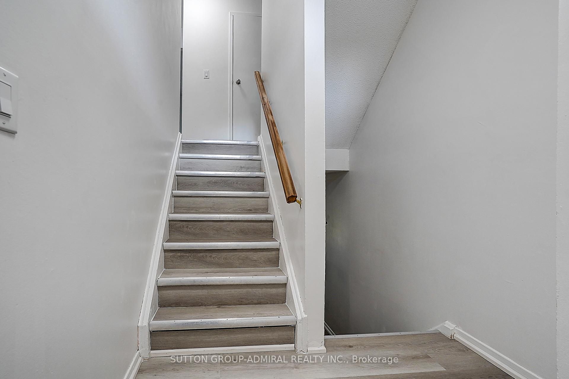 Photo 35 of 50 Dana Crescent, Vaughan, Crestwood-Springfarm-Yorkhill — HOMEH