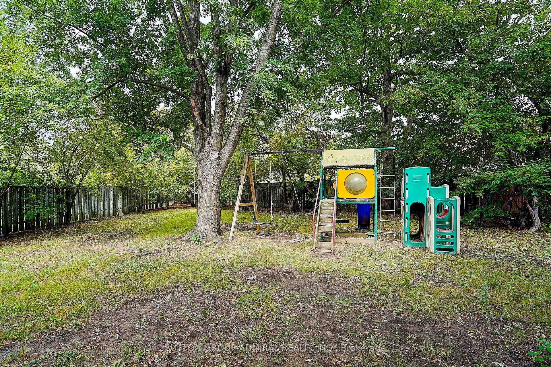 Photo 37 of 50 Dana Crescent, Vaughan, Crestwood-Springfarm-Yorkhill — HOMEH