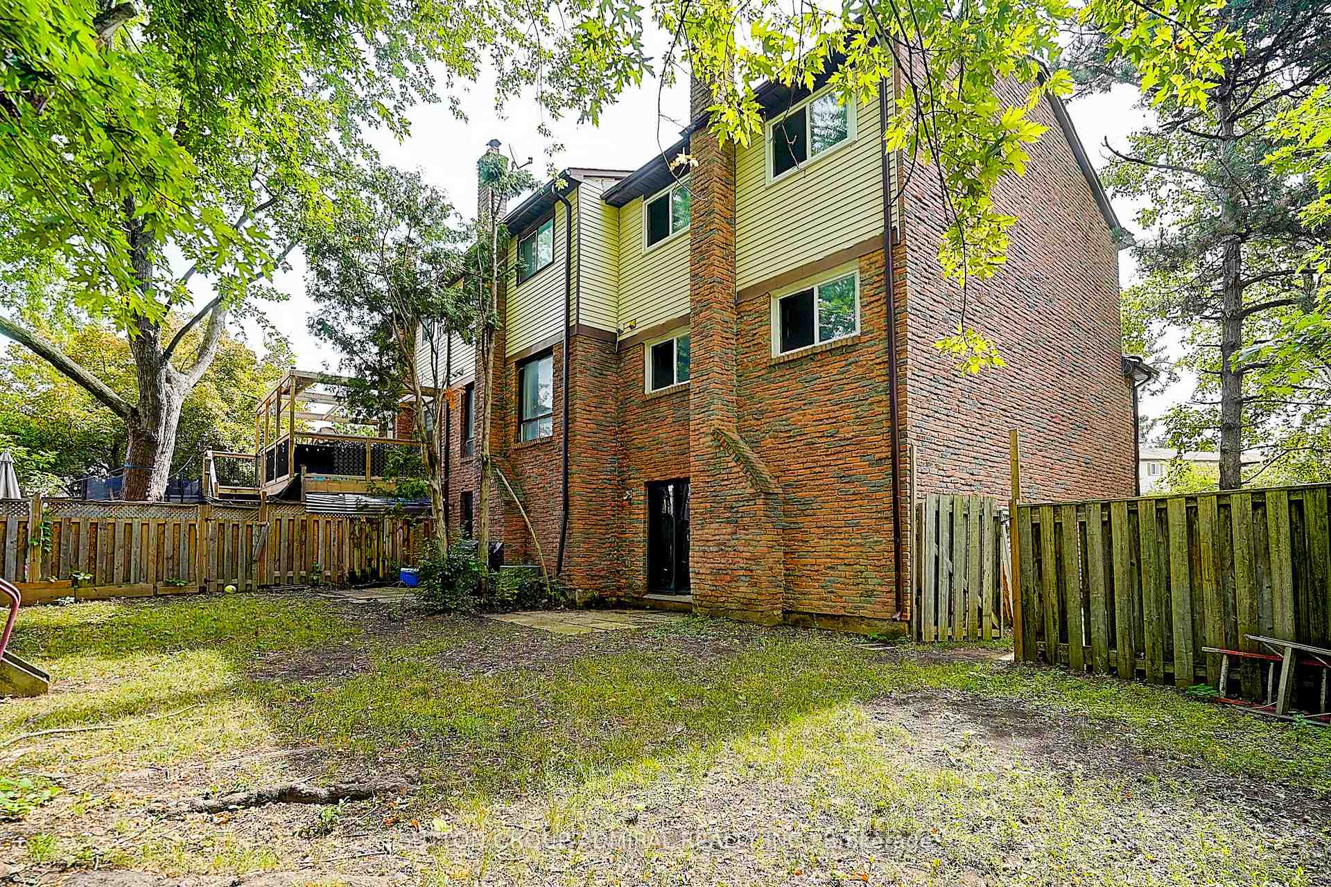 Photo 39 of 50 Dana Crescent, Vaughan, Crestwood-Springfarm-Yorkhill — HOMEH