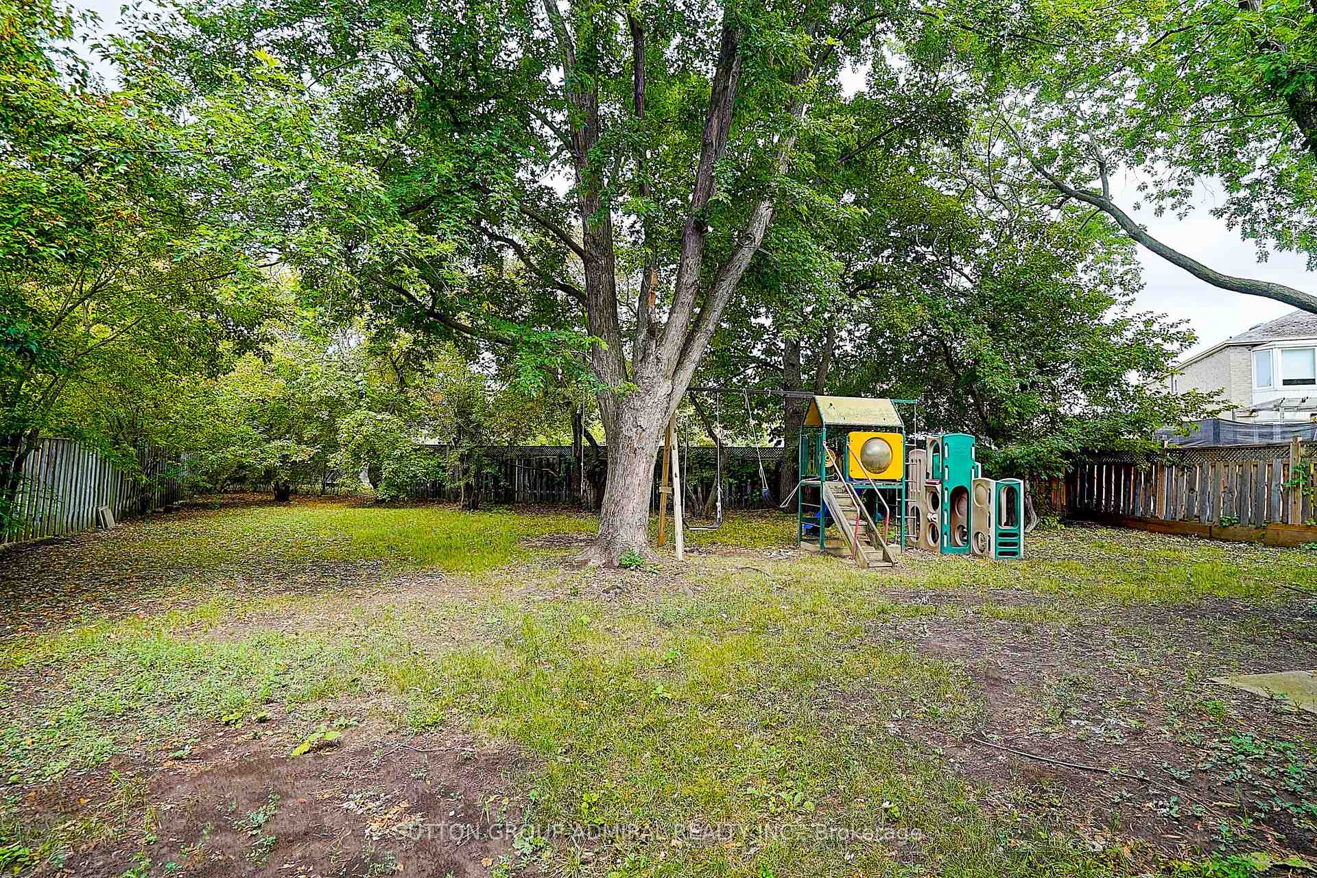 Photo 40 of 50 Dana Crescent, Vaughan, Crestwood-Springfarm-Yorkhill — HOMEH