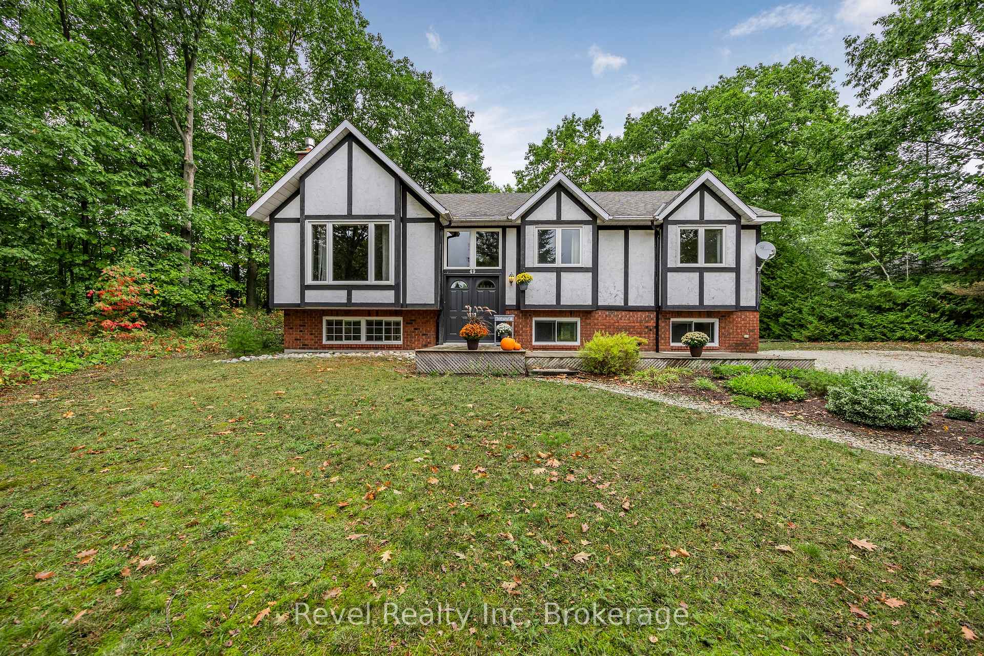 Photo 1 of 49 Birchwood Trail, Wasaga Beach — HOMEH