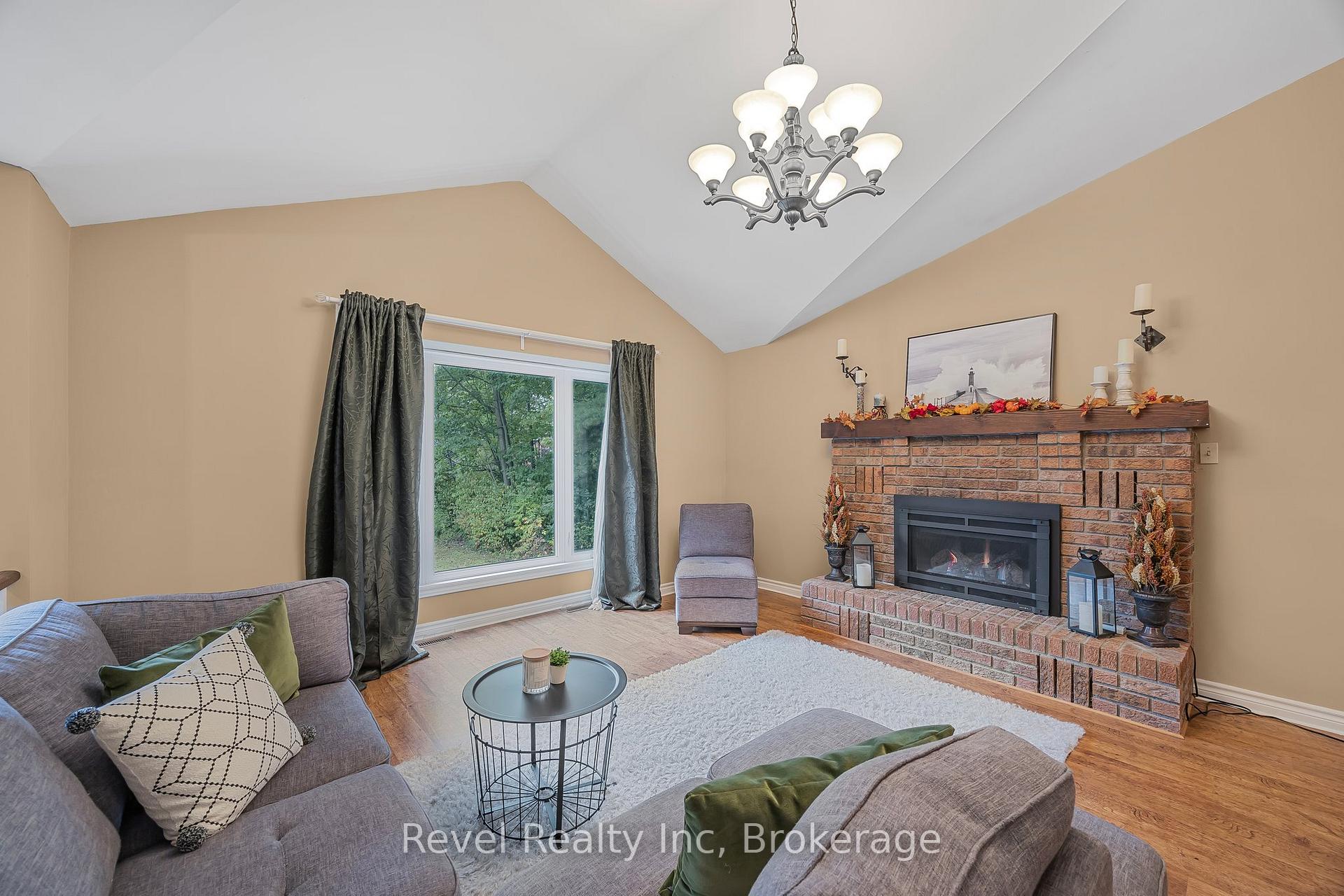 Photo 2 of 49 Birchwood Trail, Wasaga Beach — HOMEH