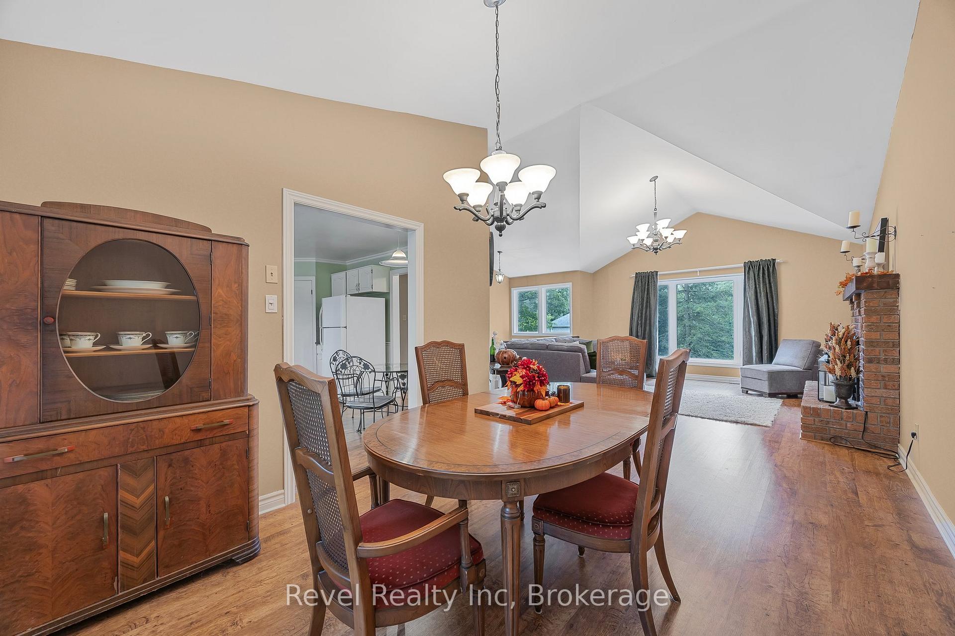 Photo 3 of 49 Birchwood Trail, Wasaga Beach — HOMEH