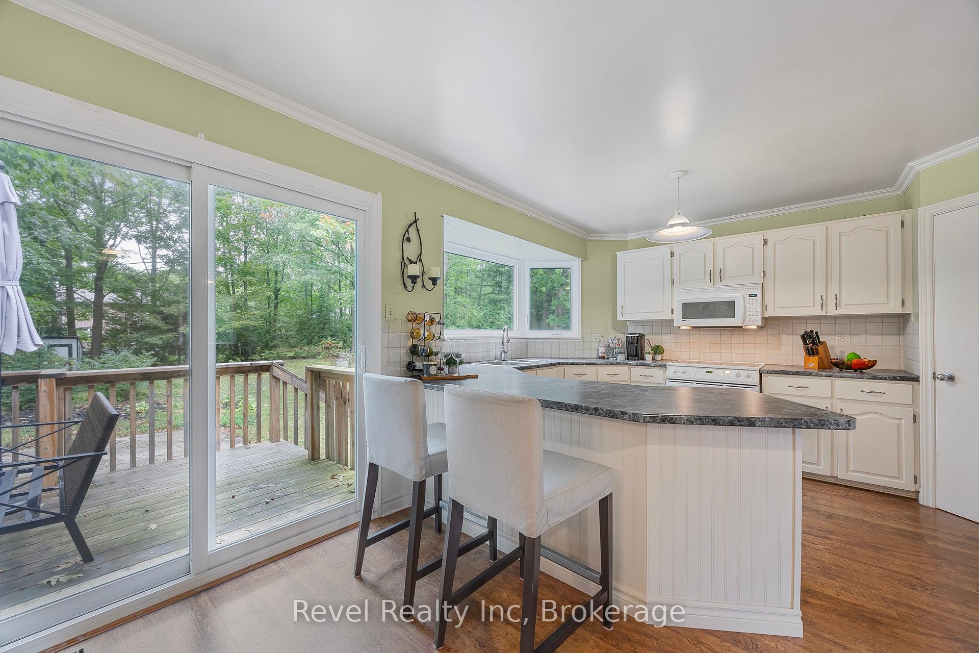 Photo 4 of 49 Birchwood Trail, Wasaga Beach — HOMEH