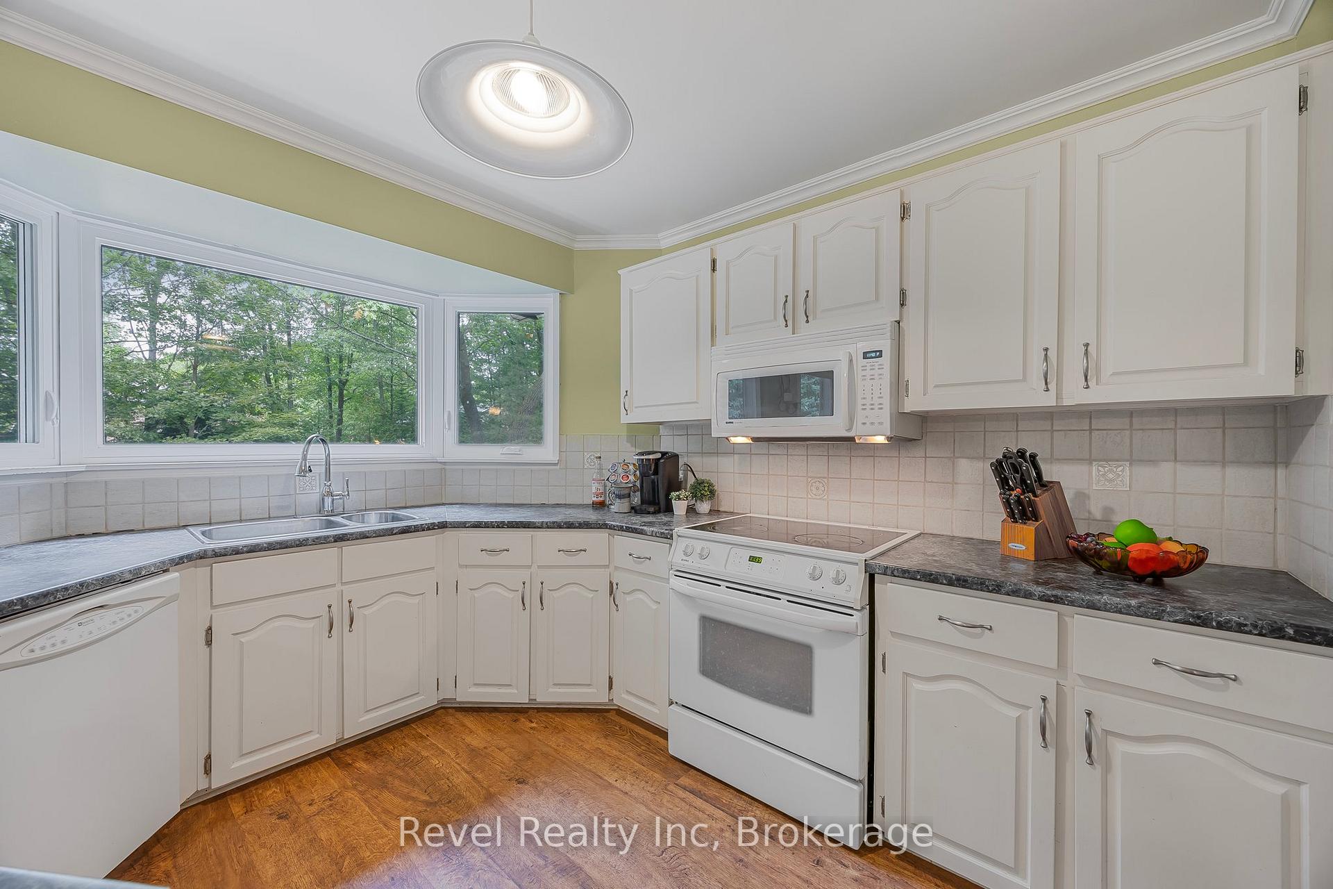 Photo 5 of 49 Birchwood Trail, Wasaga Beach — HOMEH