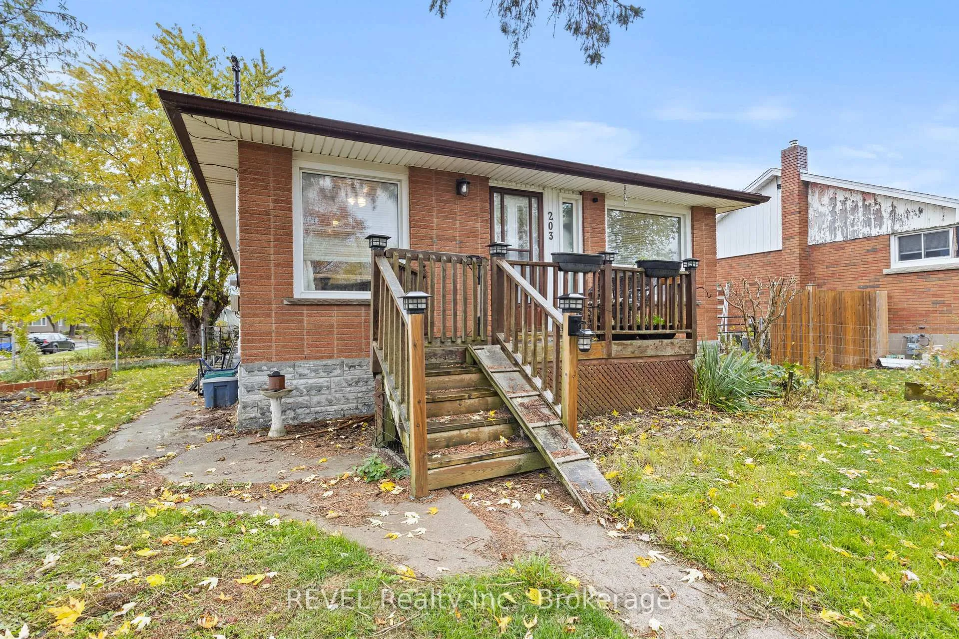 Photo 2 of 203 Kilgour Avenue, Welland, Broadway — HOMEH