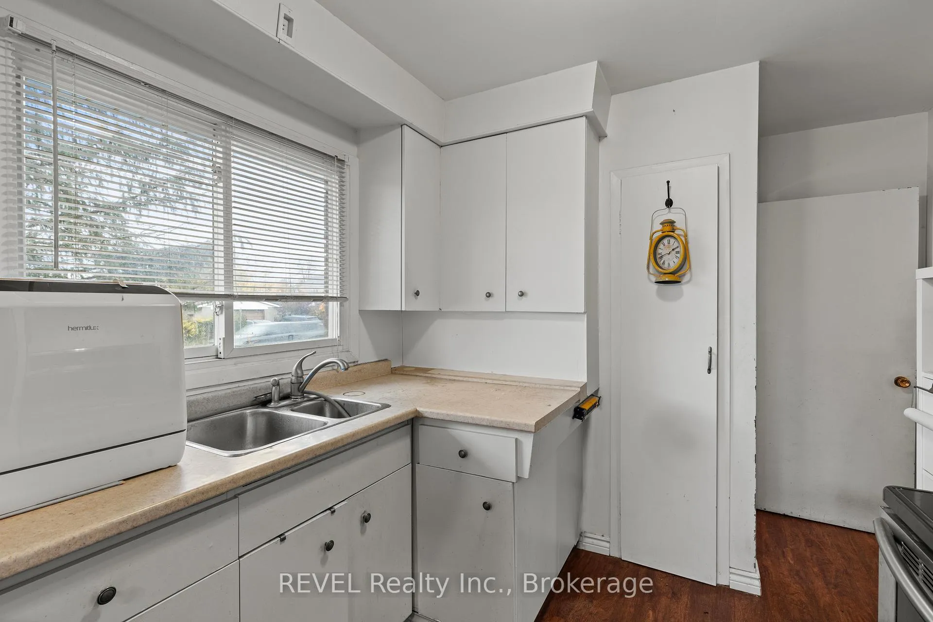 Photo 7 of 203 Kilgour Avenue, Welland, Broadway — HOMEH