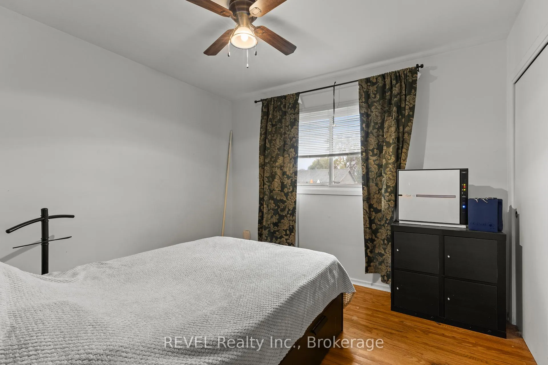 Photo 10 of 203 Kilgour Avenue, Welland, Broadway — HOMEH