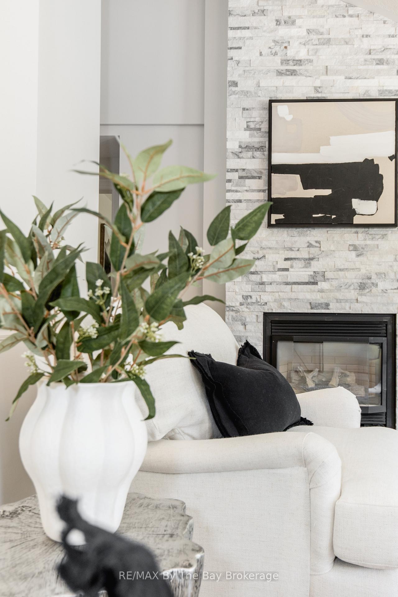 Photo 8 of 25 Britton Court, Wasaga Beach — HOMEH