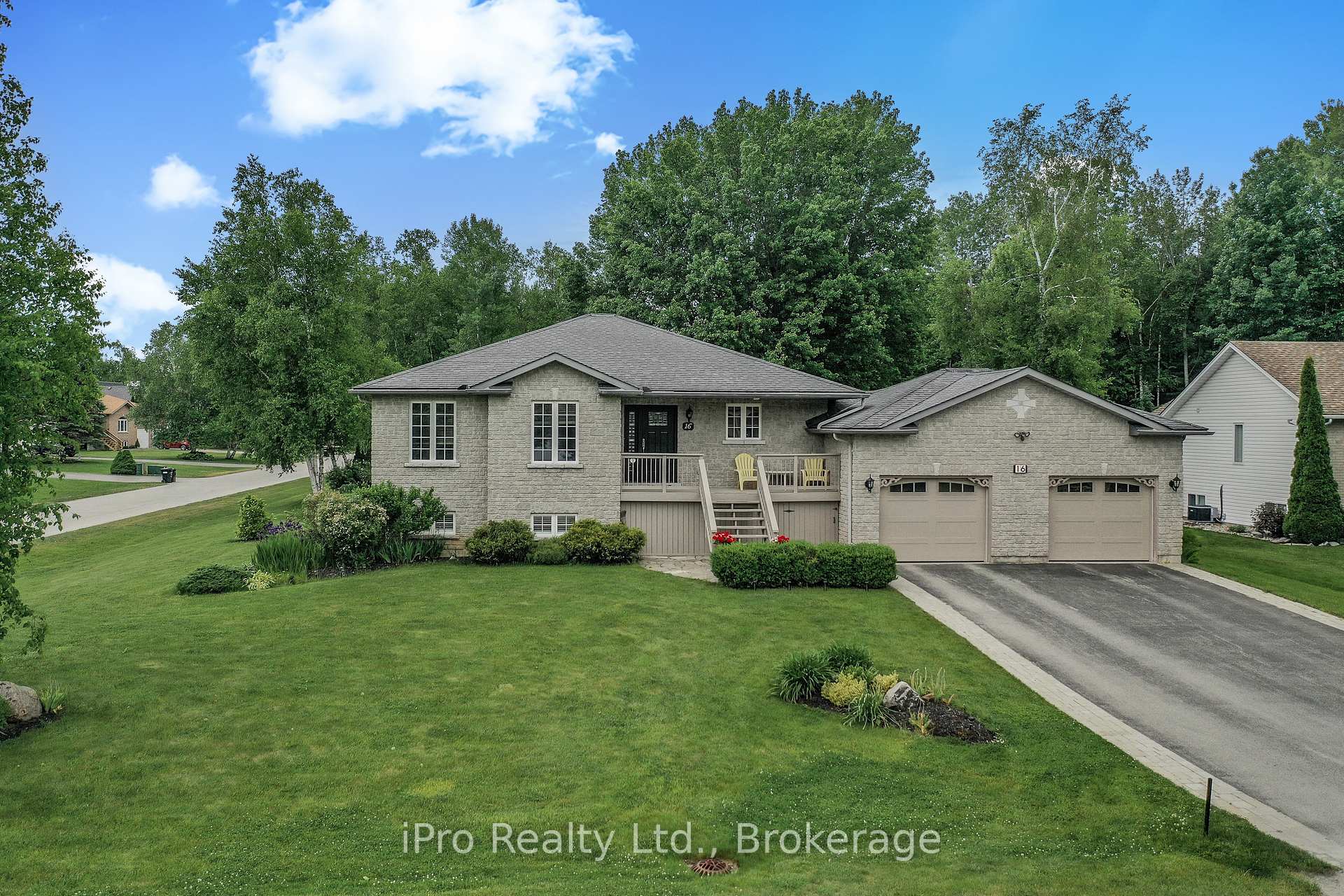 Photo 1 of 16 Martyn Drive, Wasaga Beach — HOMEH