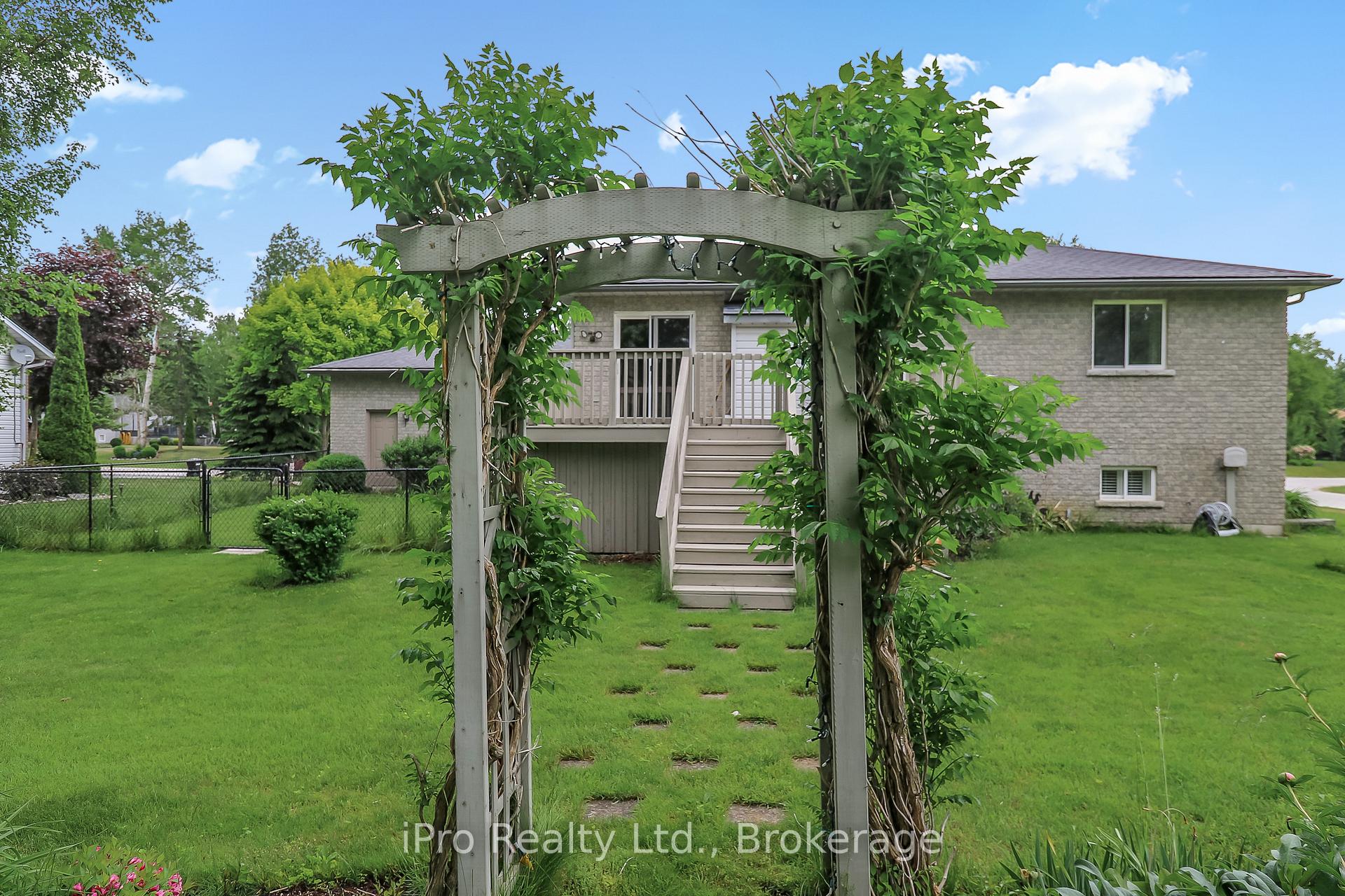Photo 5 of 16 Martyn Drive, Wasaga Beach — HOMEH