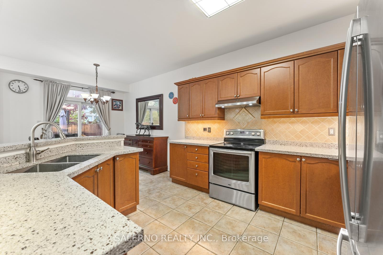 Photo 15 of 16 Dylan Street, Vaughan, Vellore Village — HOMEH