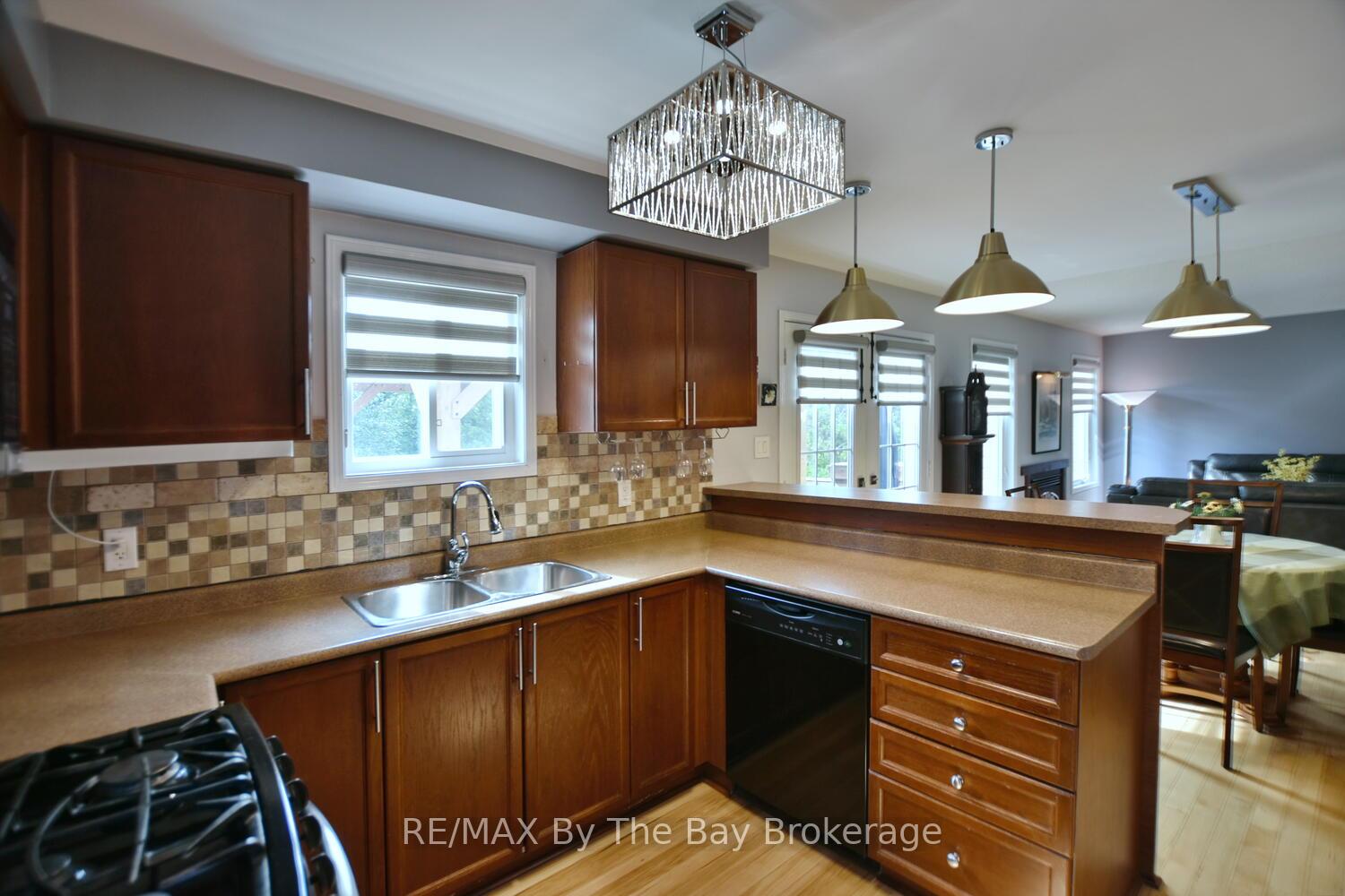 Photo 5 of 95 Royal Beech Drive, Wasaga Beach — HOMEH