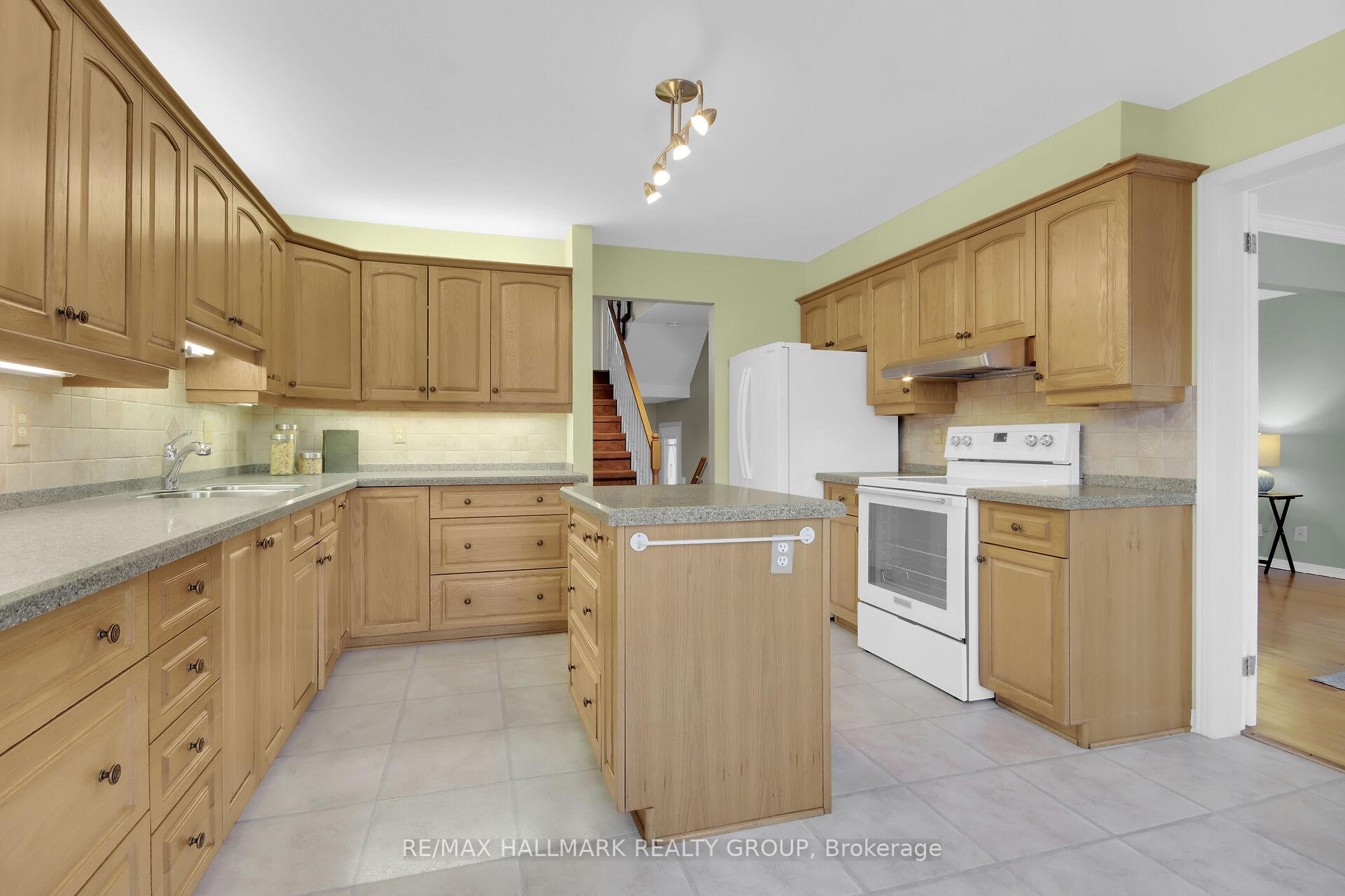 Photo 9 of 32 Forestview Crescent, Ottawa, Westcliffe Estates — HOMEH