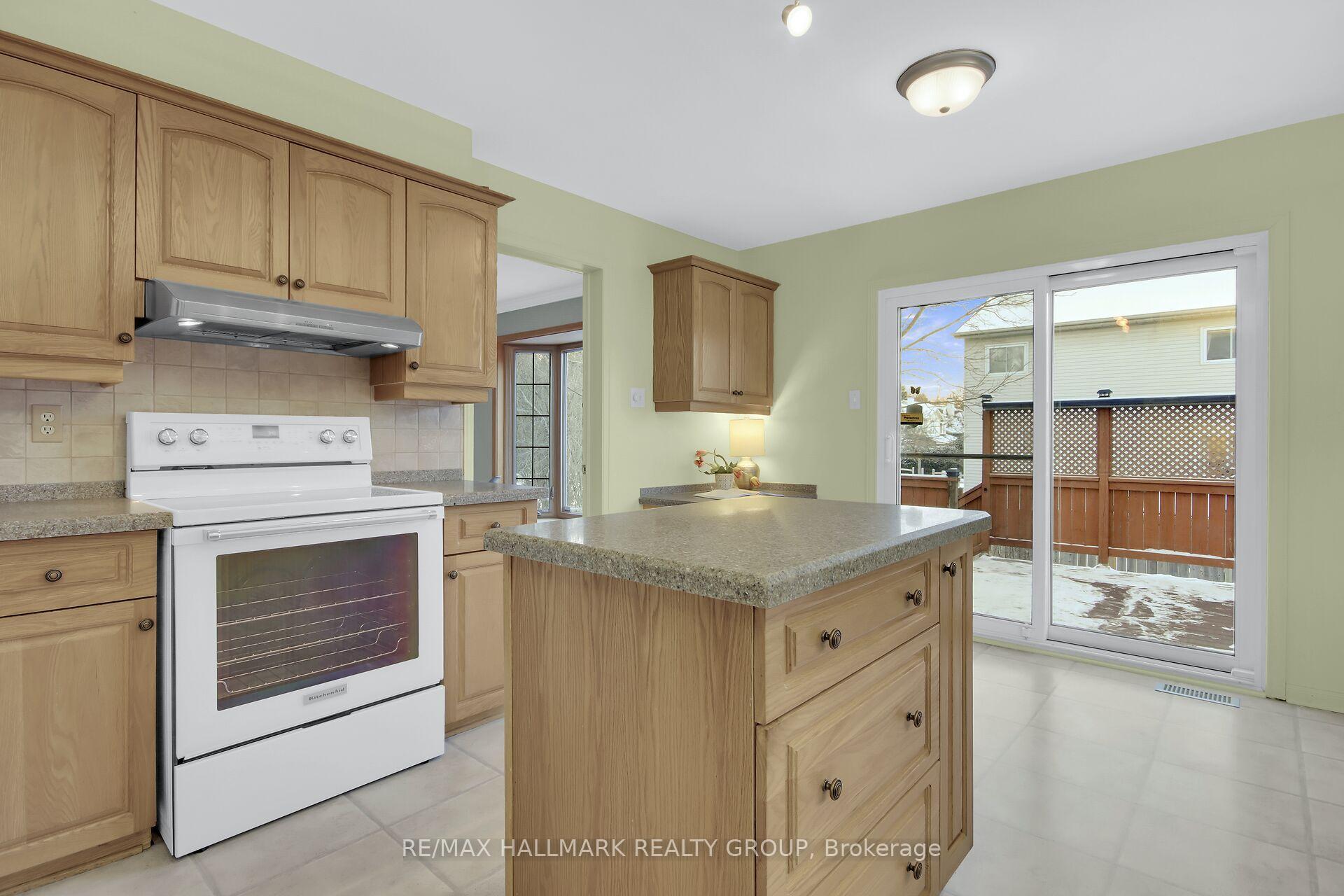 Photo 12 of 32 Forestview Crescent, Ottawa, Westcliffe Estates — HOMEH