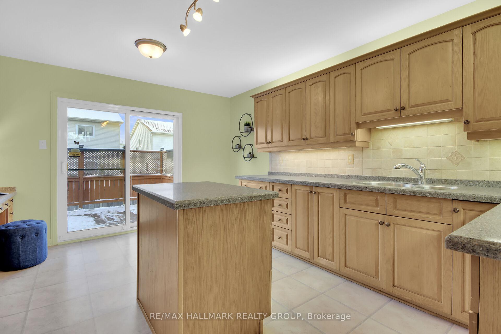 Photo 24 of 32 Forestview Crescent, Ottawa, Westcliffe Estates — HOMEH
