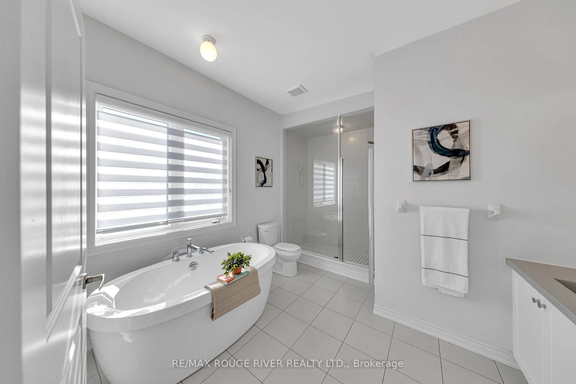 Photo 25 of 21 Priory Drive, Whitby, Rural Whitby — HOMEH