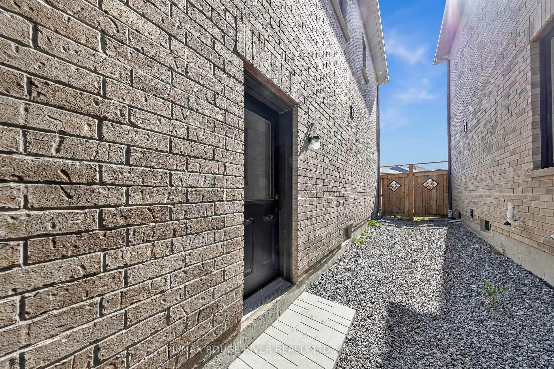 Photo 45 of 21 Priory Drive, Whitby, Rural Whitby — HOMEH