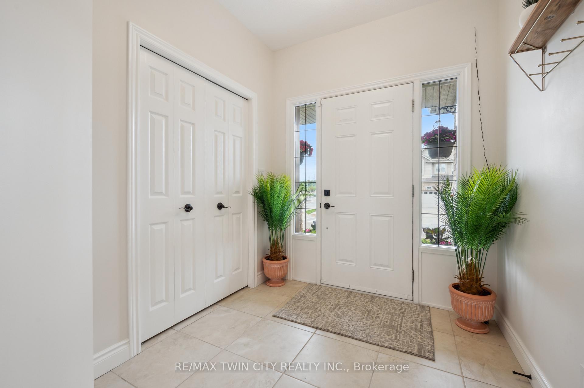 Photo 4 of 450 Applegate Court, Waterloo, Westvale — HOMEH