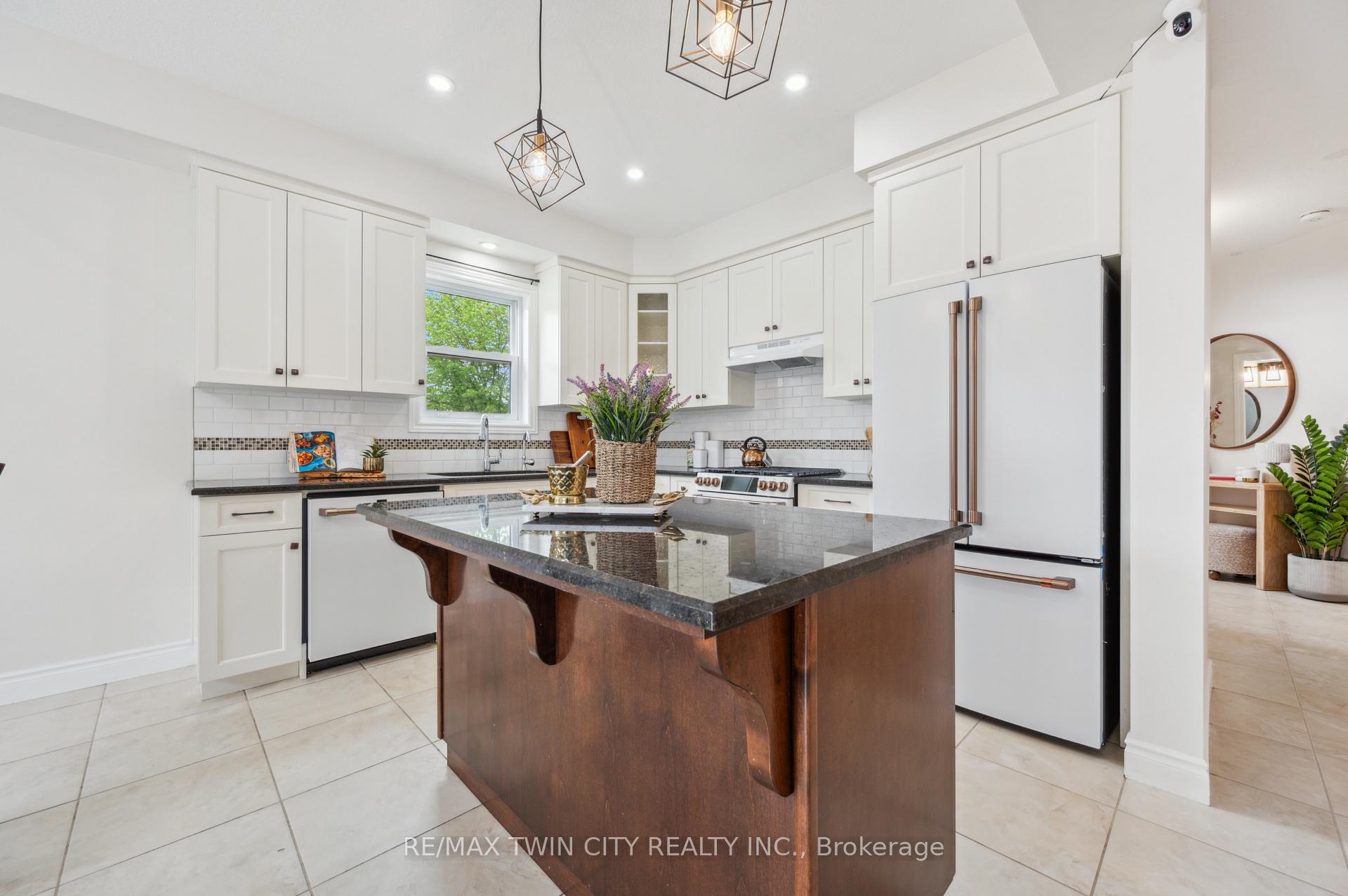 Photo 12 of 450 Applegate Court, Waterloo, Westvale — HOMEH