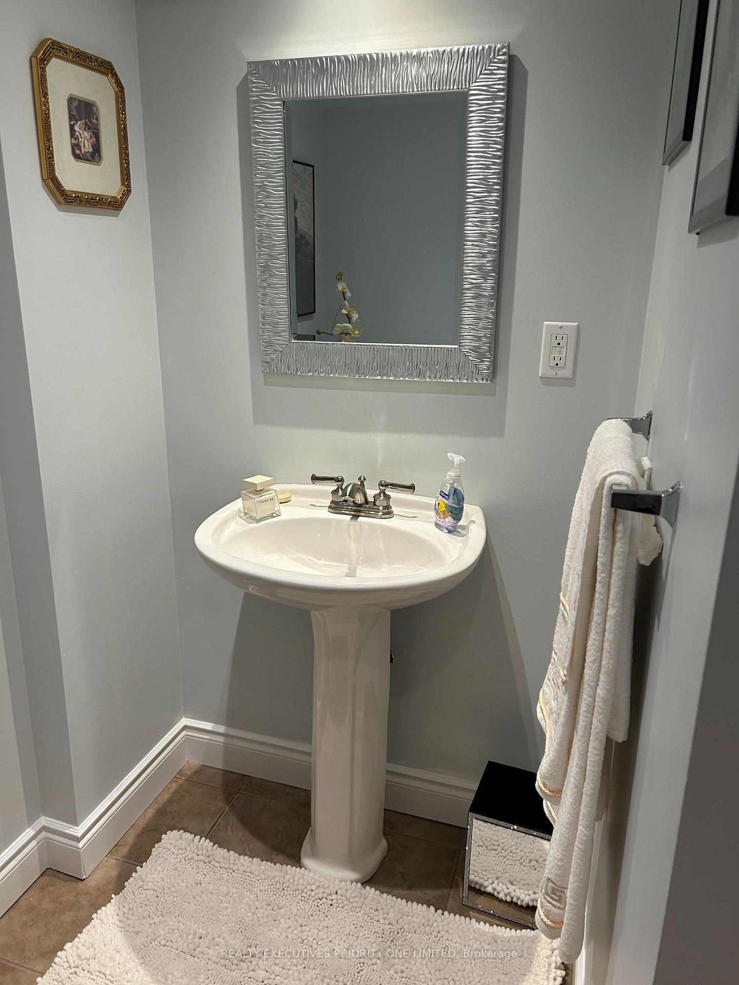 Photo 10 of 210 Regency View Heights, Vaughan, Maple — HOMEH