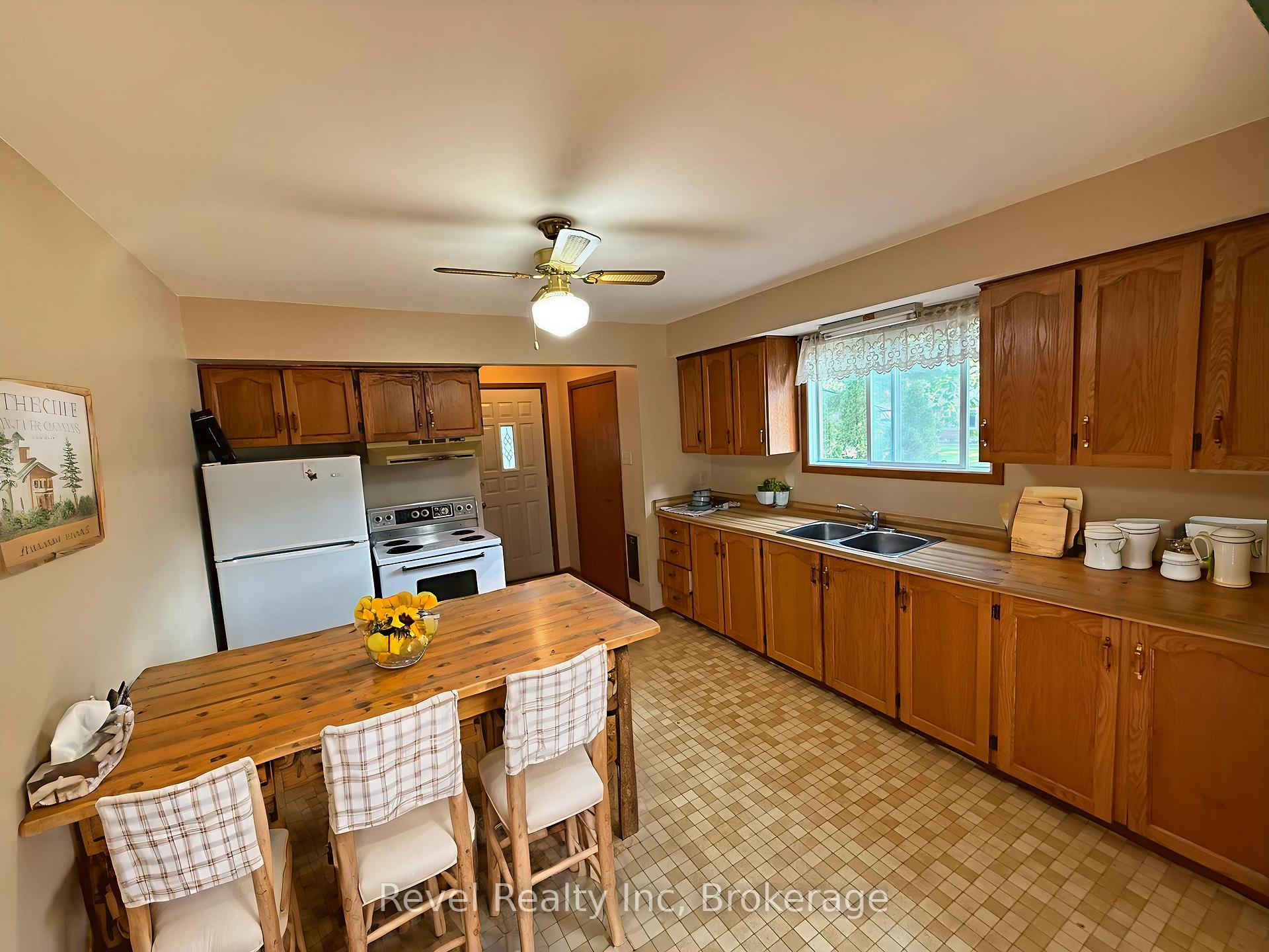 Photo 2 of 9 Islandview Crescent, Wasaga Beach — HOMEH