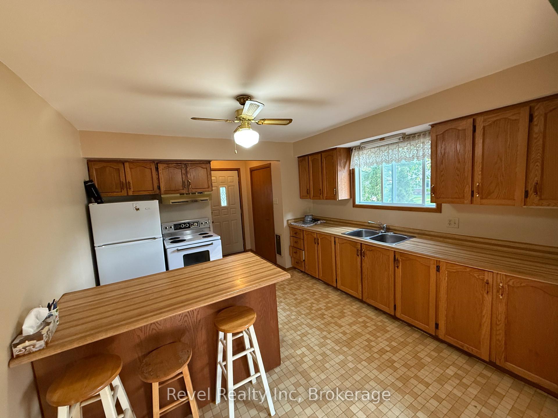 Photo 3 of 9 Islandview Crescent, Wasaga Beach — HOMEH