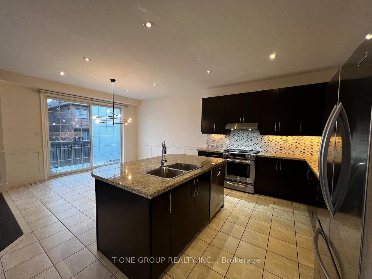Photo 5 of 1 Timna Crescent, Vaughan, Patterson — HOMEH