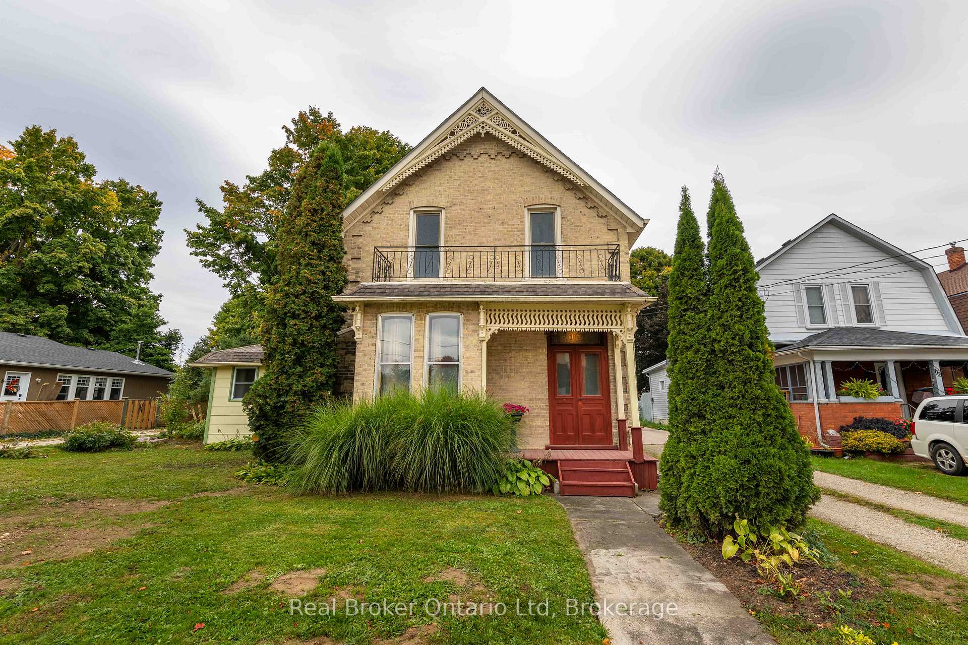 Front of 164 Queen Street N